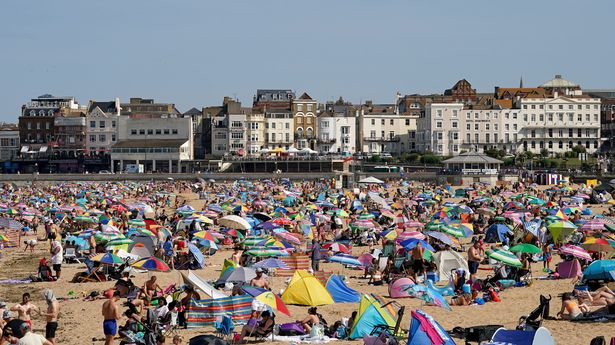 英国人警告称，随着气温达到32摄氏度，英国热浪可能引发“致命”疾病